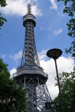 30 Mayıs 2022 Pazartesi günü Petrin Kulesi 'nden Prag' a, Petrin Tepesi 'ne, Prag' a, Çek Cumhuriyeti 'ne kadar olan hava görüşleri ikinci plandadır..