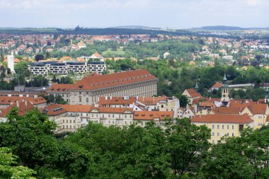 30 Mayıs 2022 Pazartesi günü Petrin Kulesi 'nden Prag' a, Petrin Tepesi 'ne, Prag' a, Çek Cumhuriyeti 'ne kadar olan hava görüşleri ikinci plandadır..