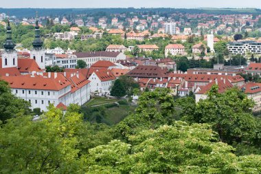 30 Mayıs 2022 Pazartesi günü Petrin Kulesi 'nden Prag' a, Petrin Tepesi 'ne, Prag' a, Çek Cumhuriyeti 'ne kadar olan hava görüşleri ikinci plandadır..