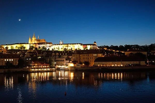 Most Karola Zapewnia Wspaniałe Widoki Klasyczną Gotycką Architekturę Pragi — Zdjęcie stockowe