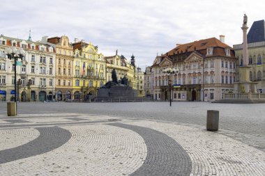 Prag, Çek Cumhuriyeti 'ndeki Old Town Pazar Meydanı' nda 2 Haziran 2022 'de sokak döşemeleri ve önemli binalar..