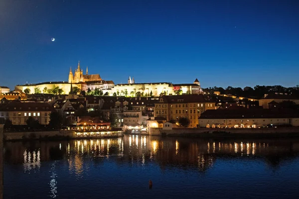 Most Karola Zapewnia Wspaniałe Widoki Klasyczną Gotycką Architekturę Pragi Praga — Zdjęcie stockowe