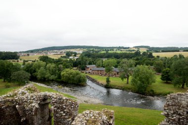 Brough Castle ziyaret etmek için büyüleyici bir yer. Penrith, Cumbria, İngiltere, 16 Ağustos 2022 Salı.