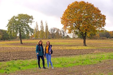 Bir anne ve kızı, sonbaharın sonlarında Rotherham kırsalında huzurlu ve huzurlu bir yürüyüş yaparken yakalıyorum..