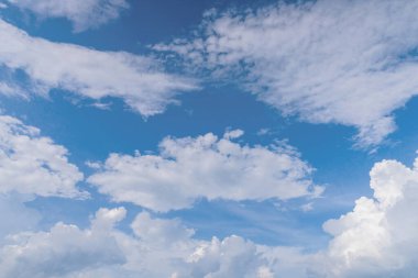 Bulut ve mavi gökyüzü, havanın güzel bir geçmişi var..