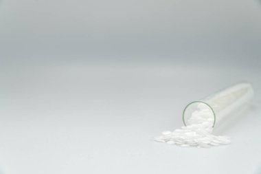 El ele tutuşan plastik tüp. Polimer palet. Plastik boncuklar. balmumu paleti.
