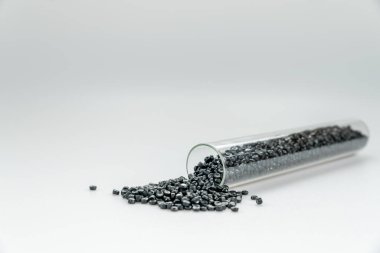 Ahşap arka planda beyaz plastik boncuklar polimer reçine, polimer palet petrokimyasal fabrikalardan alınmış ürünler. granüller polimer,
