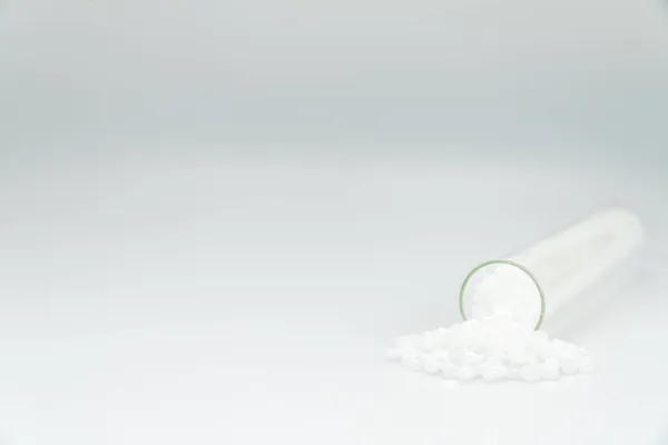 Grânulos Plástico Branco Sobre Fundo Madeira Talão Polímeros Resina Polímero — Fotografia de Stock