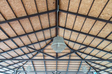 Çelik yapı, çatı tamiratı için. Güneş ve yağmur damları.