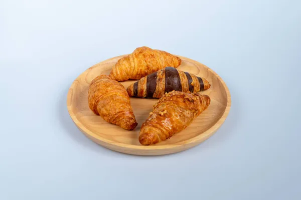 Delicioso Croissant Plato Madera Desayuno Comida Básica Francesa — Foto de Stock