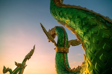Gökyüzü arka planında Phaya Naga. Nong Khai 'deki Naga heykeli..