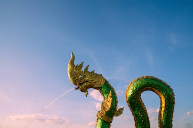 Gökyüzü arka planında Phaya Naga. Nong Khai 'deki Naga heykeli..