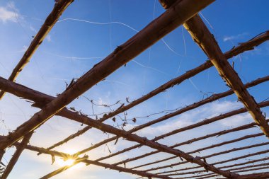 Kulübe yapmak için ahşap yapı. Gün batımında ahşap yapı. Klasik ahşap kapı..