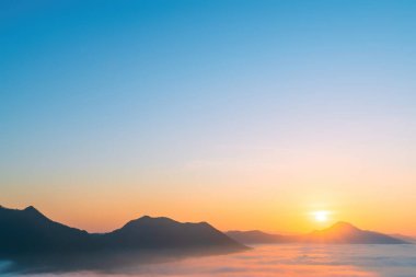 Güzel bulut manzarası. bir doğa arka planında gün doğumu. Arka planda kış dağları.