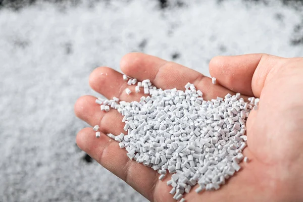 Weiße Plastikperlen Auf Holzgrund Polymerperlen Oder Polymerharz Polymerpaletten Produkte Aus — Stockfoto