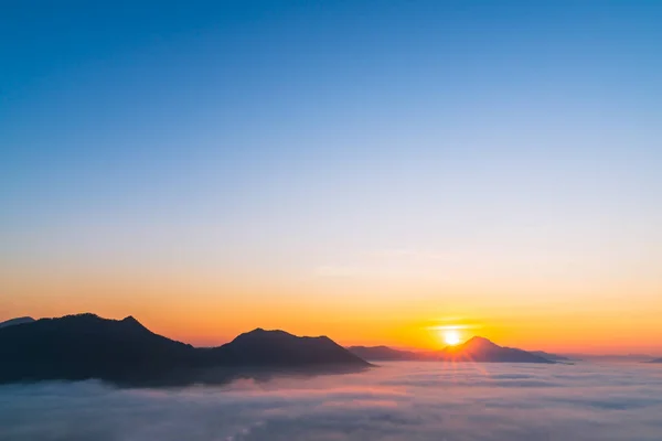 Schöne Wolkenlandschaft Sonnenaufgang Vor Naturkulisse Winter Berge Himmel Hintergrund — Stockfoto