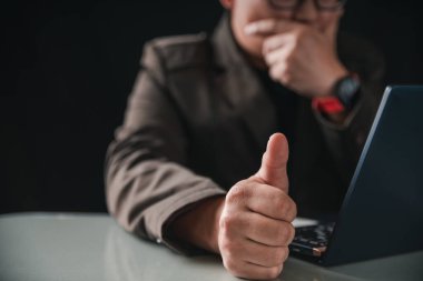 Bilgisayar kullanan Asyalı bir adam. İş yerinde duygularını gösteren bir iş adamı. 5G 'de dünyanın teknolojisi. Covid19 sırasında çalışıyordu. Adam internette çalışıyor..