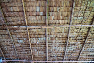 Bambu kulübelerinin yapısı. Bambu kulübesi. Yaşamak için bambu kulübeleri. Çatının parçası bambudan yapılmıştır. Tavan bambudan yapılmıştır..