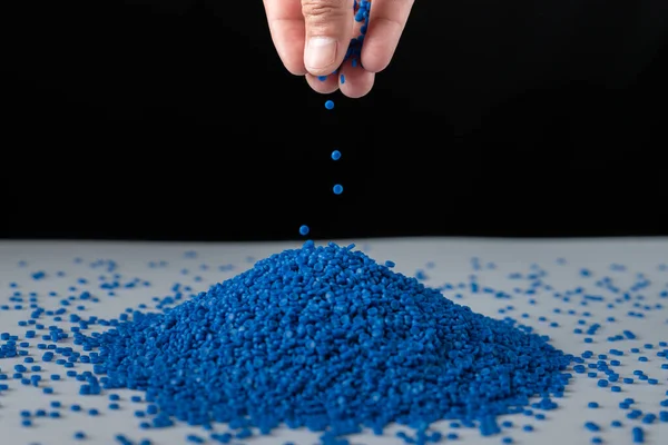 Grânulos Plástico Azul Fundo Madeira Talão Polímeros Resina Polímero Palete — Fotografia de Stock