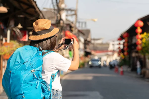 Azjatki Spacerujące Mieście Koncepcja Turystyki Cyfrowej Kobieta Podróżująca Plecakiem Słomy — Zdjęcie stockowe