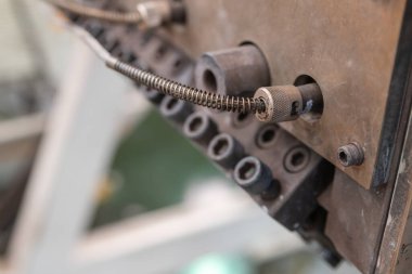 Isıtıcıda termometre var. Makine fabrikası için ısı sensörü cihazı. Makinenin sıcaklık denetimi için termometre.