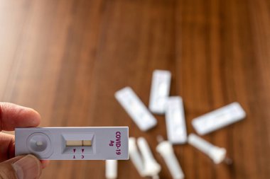 COVID 19 için antijen test kitleri (ATK). Tahta arka planda COVID test kiti.