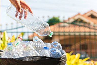 El ele tutuşmak ya da plastik şişeye dokunmak. Ürün plastik polimer şeklindedir. Petrokimya fabrikalarından elde edilen ürünler..