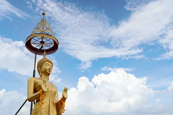 Buddha Statue Auf Schönem Himmelshintergrund — Stockfoto