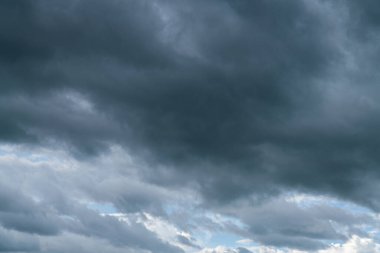 Yağmur mevsiminde karanlık gökyüzünün doğası. Hava gök gürültüsü ve şimşekti..