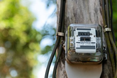 Bulanık gökyüzü arka planında kilovat saat metresi. Elektrik sayacı güç kullanımını ölçüyor. Elektrik İzleme Ekipmanı. ölçüm enerji tüketimi.