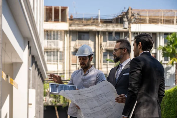 İş adamı ya da mal sahibi, inşaat halindeki güneş pili sistemi ya da enerji mühendisi projesinin mühendislik tasarımı için inşaat danışmanlarıyla görüşüyor. Temiz ve yeşil alternatif enerji kavramı.