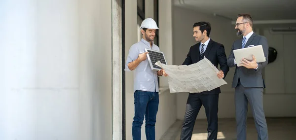 İş adamı ya da mal sahibi, inşaat halindeki güneş pili sistemi ya da enerji mühendisi projesinin mühendislik tasarımı için inşaat danışmanlarıyla görüşüyor. Temiz ve yeşil alternatif enerji kavramı.