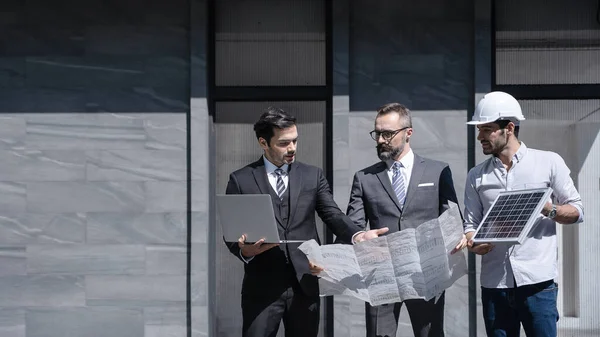 İş adamı ya da mal sahibi, inşaat halindeki güneş pili sistemi ya da enerji mühendisi projesinin mühendislik tasarımı için inşaat danışmanlarıyla görüşüyor. Temiz ve yeşil alternatif enerji kavramı.