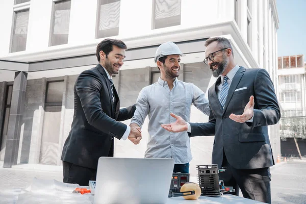 Çeşitli uzmanlar inşaat alanında dizüstü bilgisayar kullanırlar. İnşaat Mühendisi, Mimari Yatırımcı, İşadamı ve İşçi ile İnşaat Projesi için Danışman