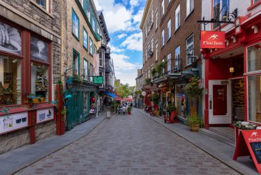 Quartier Petit Champlain 'in eski Quebec şehri turistik merkezleri, alışveriş bölgesi ve eski Fransız mimarisi