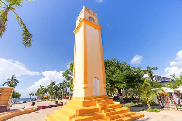 在旅游旺季旺季期间，San Miguel de Cozumel, Mexico, Central Plaza和五彩斑斓的殖民地城市市中心街道 — 图库照片