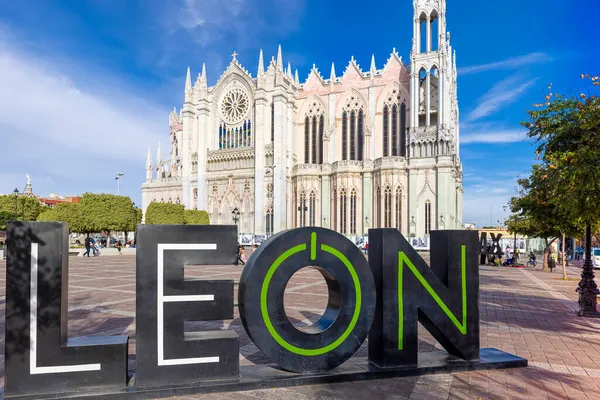Leon 'un Expiatory Tapınağı İsa' nın Kutsal Kalbi Templo Expiatorio del Sagrado Corazon de Jesus 'a ithaf edilmiştir.