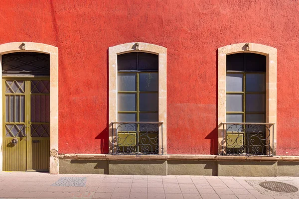 Leon kolorowe ulice i kolonialne domy w Leons historycznego centrum miasta, jednej z głównych atrakcji turystycznych miasta — Zdjęcie stockowe