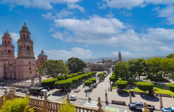 역사적 인 도시 중심부에 있는 플라자 데 아마스에 있는 유명 한 경치의 모렐리아 대성당 — 스톡 사진