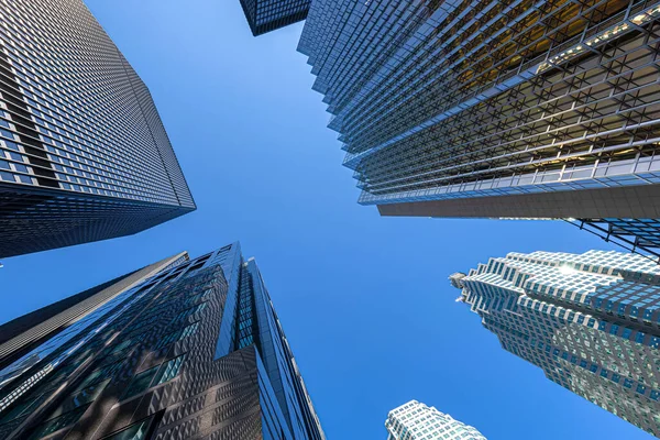 Живописный вид на финансовый район Торонто в центре города рядом с перекрестком Йонге и Кинга, фондовой биржей и банковской системой. — стоковое фото