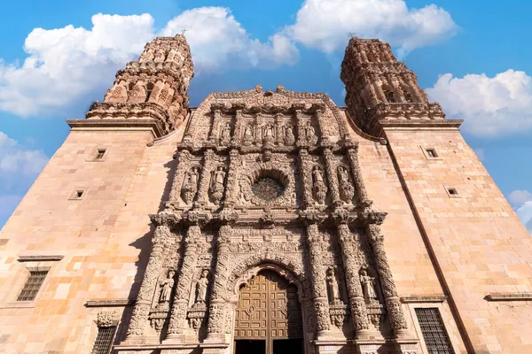 자 카테 카스의 성모 성당 (Cathedral of Our Lady of the Assimption of Zacatecas) 은 자카 테 카스의 역사적 인 도시 중심에 위치 한 성당이다. Unesco 에 의해 세계 유산으로 지정되다 — 스톡 사진