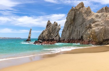 Playa Amantes plajı Playa Del Amor olarak bilinen Aşıklar plajı Cabo San Lucas 'ın manzaralı kemeri yakınlarında yer almaktadır.
