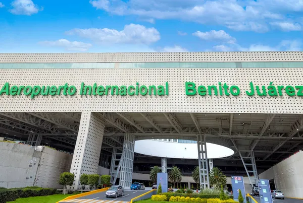 Meksyk Miasto Benito Juarez International Airport Terminal w szczycie sezonu turystycznego — Zdjęcie stockowe
