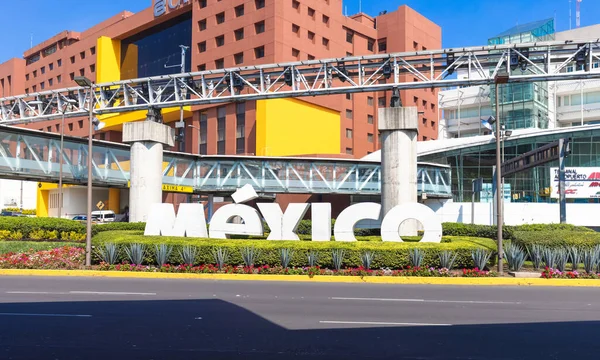 Mexiko-Stadt Benito Juarez International Airport Terminal während der Hauptreisezeit — Stockfoto