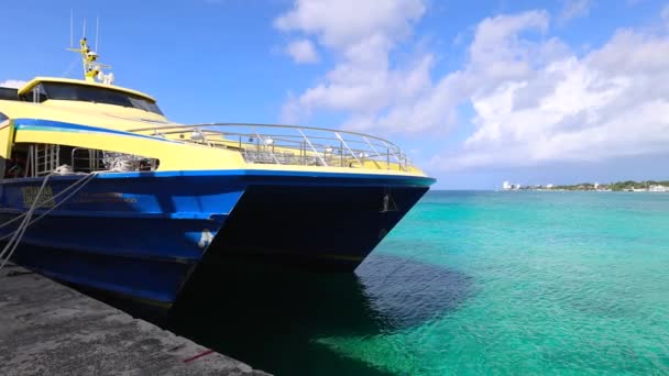 Transbordador Cozumel de alta velocidad en la terminal de San Miguel de Cozumel esperando pasajeros a Playa del Carmen y otros destinos turísticos — Vídeos de Stock