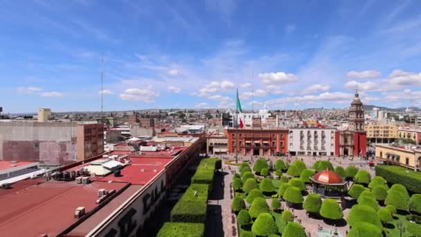 León, México, Plaza de la Ciudad Central - la Plaza de los Mártires del 2 de enero Plaza de los Mártires del 2 de enero, uno de los principales atractivos turísticos de la ciudad — Vídeo de stock