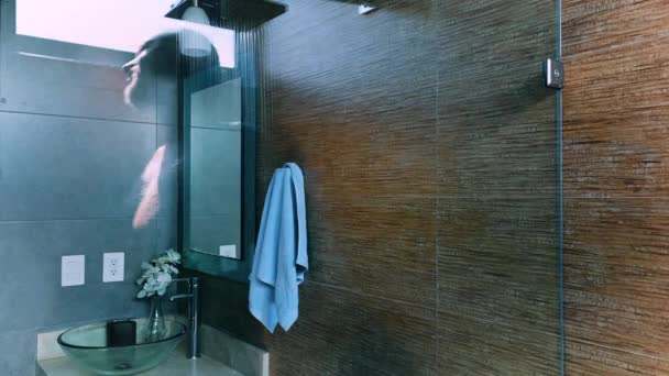 Klassisk filmisk sexig och erotisk video av en kaukasisk attraktiv muskulös och stilig hane tar en dusch och tvätta sin kropp i en avkopplande miljö av lyx lägenhet — Stockvideo