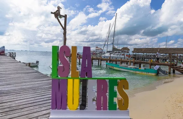 Красочные буквы и живописные пляжи острова Isla Mujeres, расположенного через Мексиканский залив, в нескольких минутах езды на пароме из Канкуна — стоковое фото