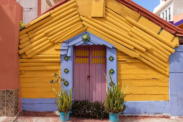 Colorful streets and scenic beaches of the Island Isla Mujeres located across the Gulf of Mexico, a short ride on the ferry from Cancun — Stock Photo, Image