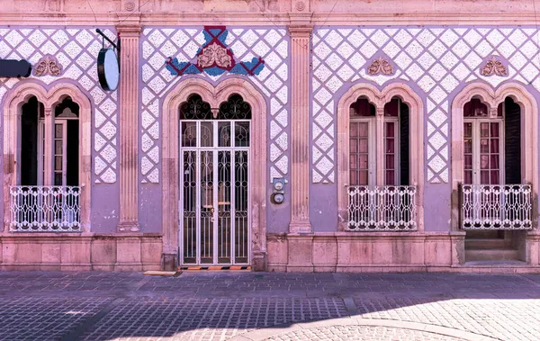 Centro de México, Aguascalientes calles coloridas y casas coloniales en el centro histórico de la ciudad, uno de los principales atractivos turísticos de la ciudad — Foto de Stock